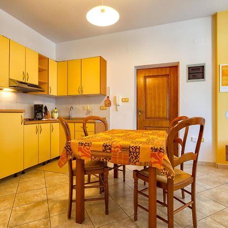 Apartments With A Parking Space Mali Lošinj Extérieur photo